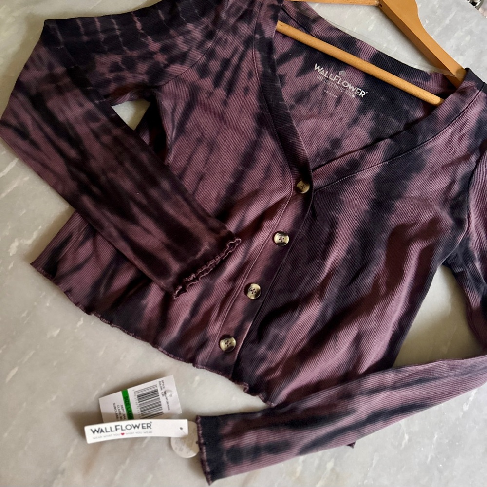 WALLFLOWER WOMENS PURPLE & BLACK TIE DYE V NElCK BUTTON DOWN TOP SIZE L NWT - Picture 2 of 4
